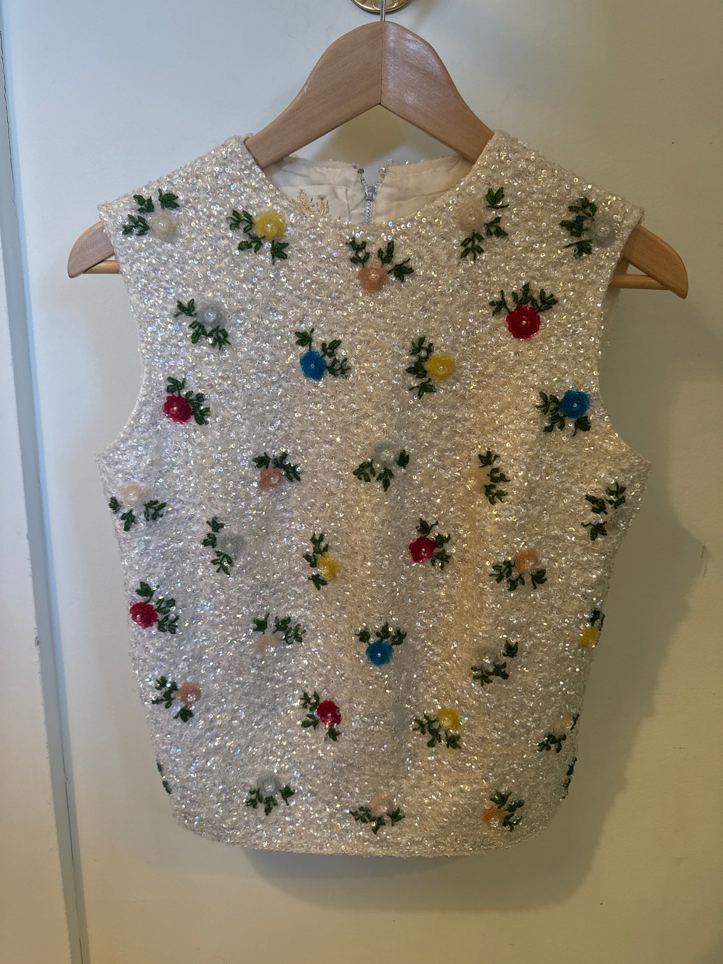 Stunning, mint condition vintage wool sleeveless beaded sweater￼